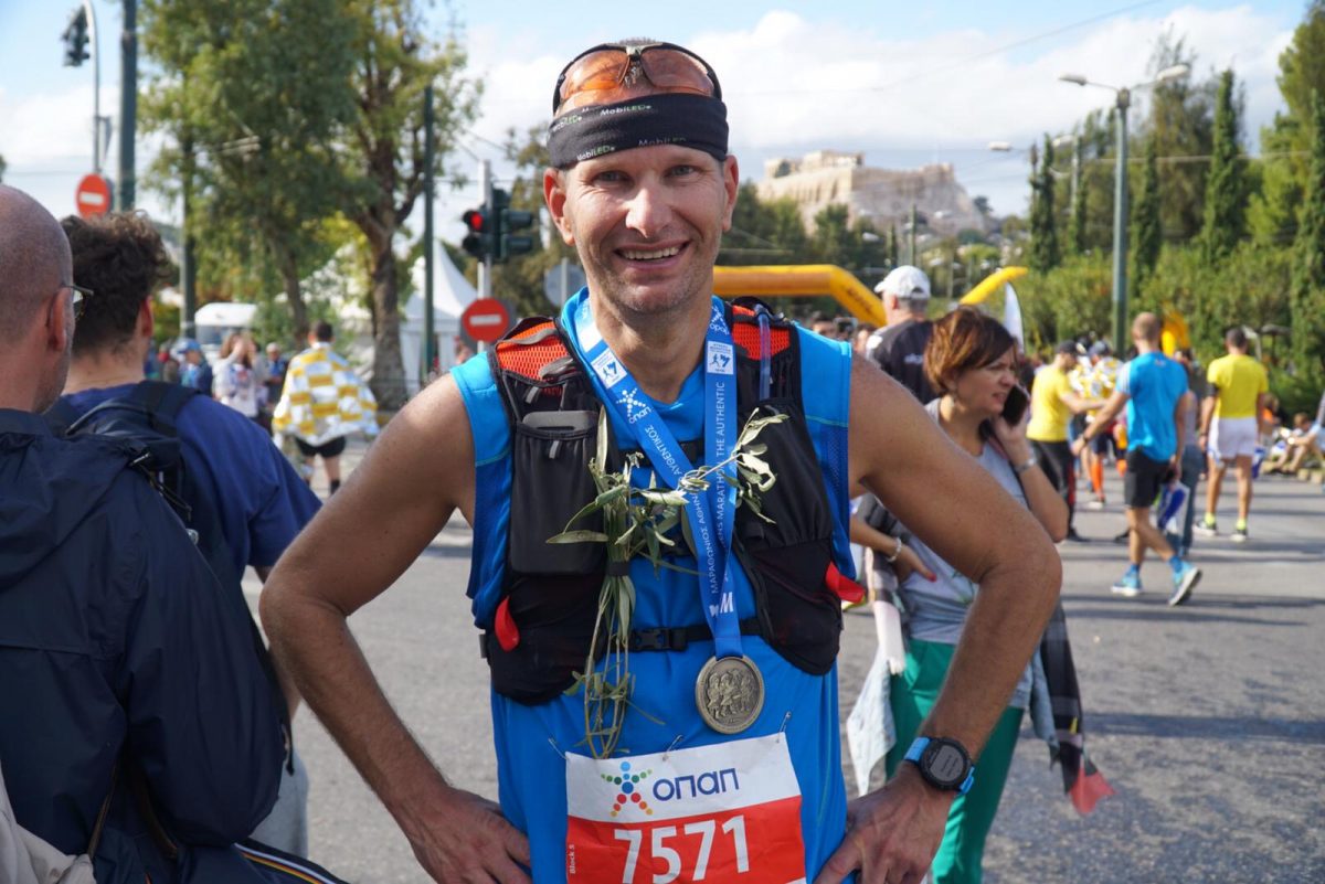 Run Han Run met de medaille - Marathon van Athene
