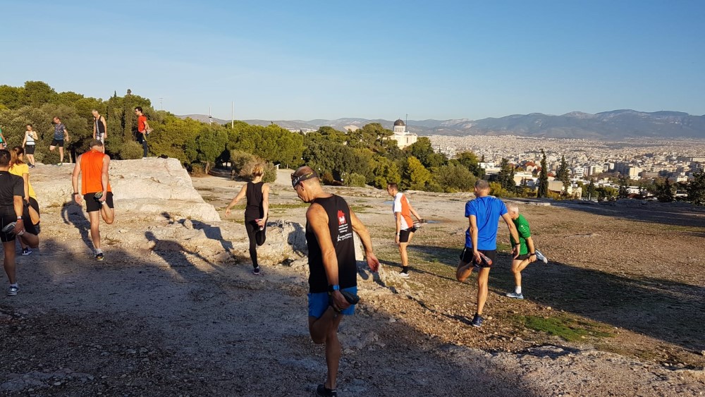 Stretchen met geweldig uitzicht - marathon Athene - Run Han Run 